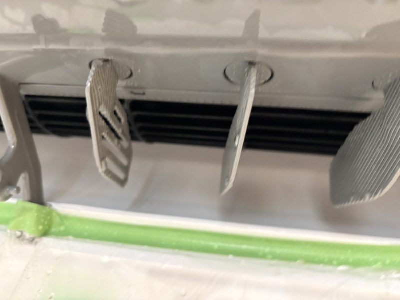 エアコン分解洗浄で　内部の汚れを一掃